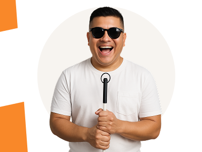 Hombre no vidente sonriente con gafas oscuras y camiseta blanca, sosteniendo un bast&oacute;n de movilidad frente a un fondo gris con un c&iacute;rculo blanco.