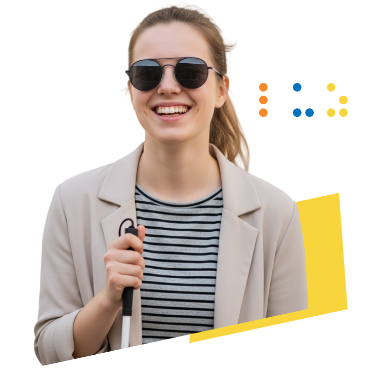 Mujer joven con discapacidad visual, sonriendo mientras sostiene un bast&oacute;n blanco. Lleva gafas de sol redondas, chaqueta beige y camiseta de rayas grises.